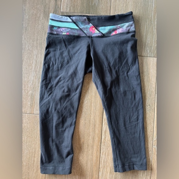 lululemon athletica Pants - Lululemon Wunder Under Crop Capri leggings size 8
